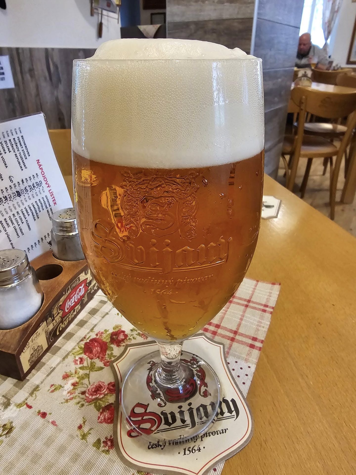 Čepované pivo Svijany ve sklenici na stole restaurace