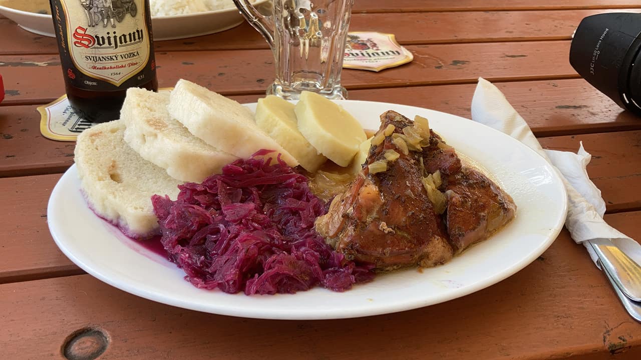 Vepřové maso s knedlíkem a červeným zelím