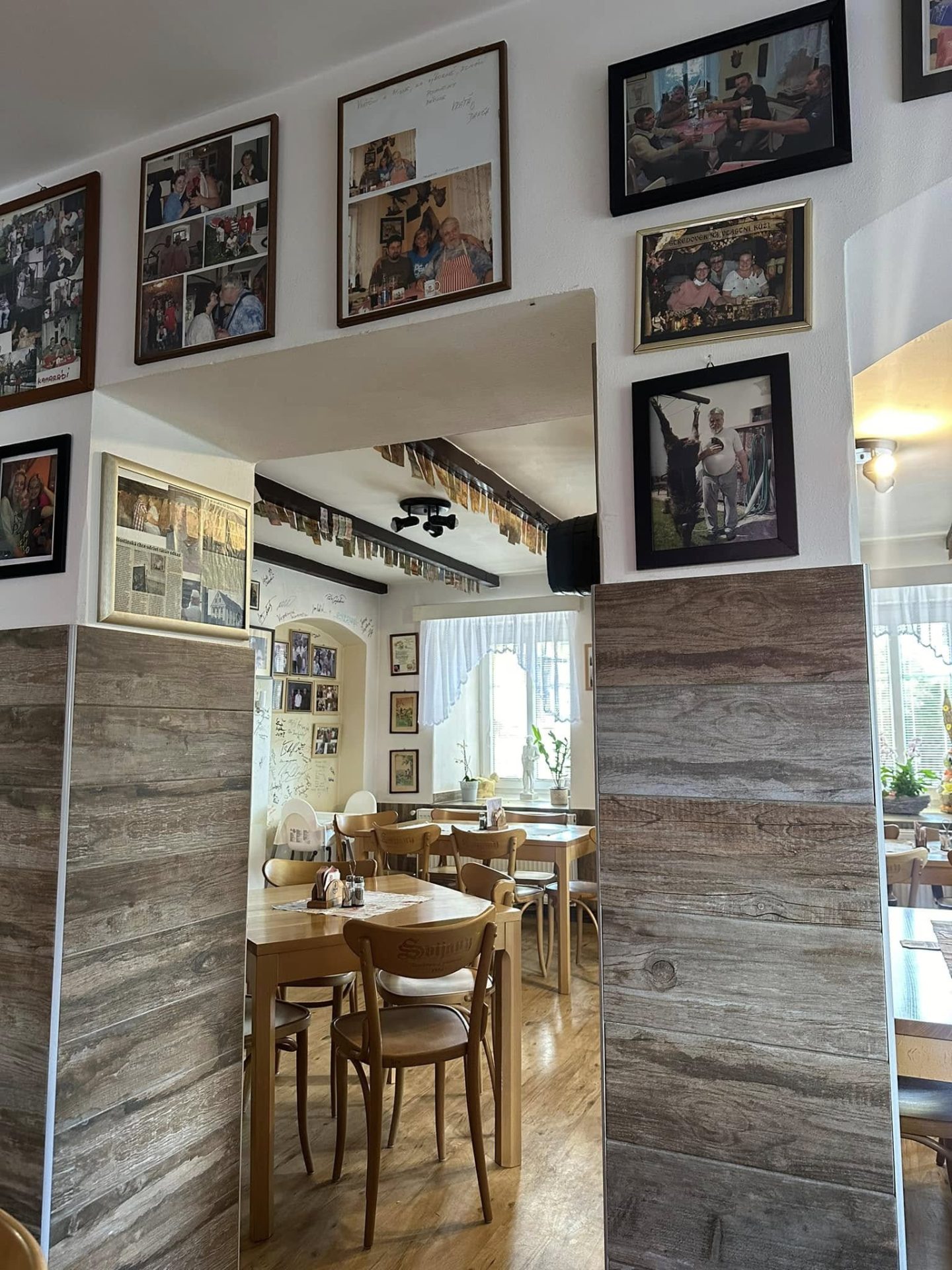 Posezení v restauraci s fotografiemi na stěnách